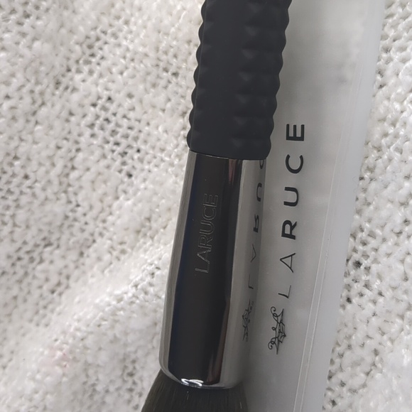 LARUCE Beauty TAPERED FACE Brush LR360, One Brush w/Sleeve Shield - Picture 7 of 10